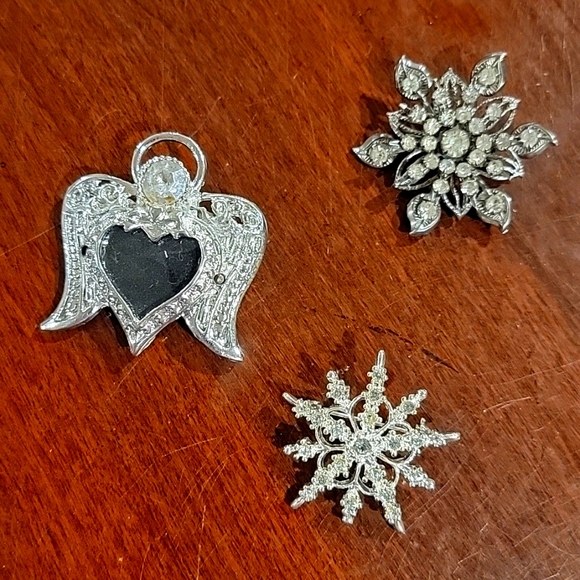 Source Unknown Jewelry - (J20) 3 vintage brooches rhinestones
